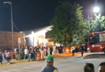 Se sale de control organización de Feria del Mezcal durante recital de Veloz de la Sierra; ante saturación cierran accesos y algunos asistentes ingresaron por la fuerza