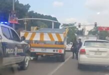 Conductor de unidad de carga amaga con atropellar a policías municipales de Oaxaca que lo perseguían y, en huida, embiste auto compacto