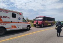 Sicarios atacan autobús con pasajeros en carretera de Juchitán de Zaragoza; un muerto y un lesionado, el saldo
