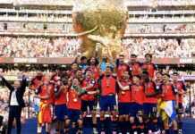 España ‘borra’ a Trump de la histórica foto en la que Rodri levanta la Copa del Mundo: se resistió a bajarse del estrado