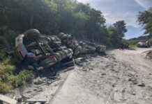 Volcadura de tráiler deja una persona muerta y cuantiosos daños materiales en Oaxaca