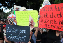“Lo único que queremos es justicia para mi tío”: previo a desfile, familia de Alejandro Leyva interactuó con asistentes