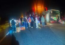 Mueren dos personas en accidente entre camioneta y autobús en Oaxaca