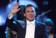 Cristian Castro se gradúa de la preparatoria