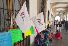Con protesta, militantes de Asamblea Comunitaria demandan audiencia con Gobernador de Oaxaca