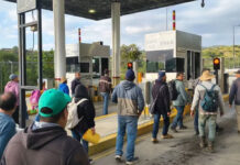 Habitantes de San Pablo Huitzo toman nuevamente caseta de peaje