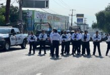 Policías de Oaxaca desactivan bloqueo vial realizado por docentes y trabajadores de Universidad Tecnológica de los Valles Centrales (UTVCO)